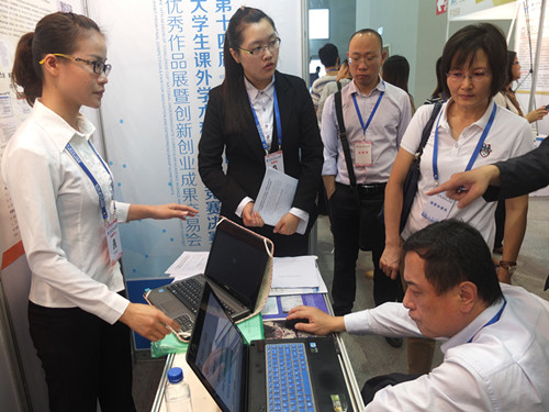 学校领导在比赛现场观摩